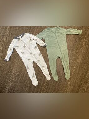 Kyte BABY White Giraffe Print & Sage Footed One-Piece Set